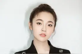 张佳宁身穿银色半身裙，少女感爆棚图片