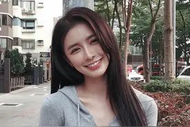蔡卓宜真是深藏不露，穿灰色紧身裙展现玲珑曲线图片