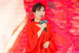 歌手胡杨林沈阳商演 一袭红衣唱响《香水有毒》引粉丝追捧图片