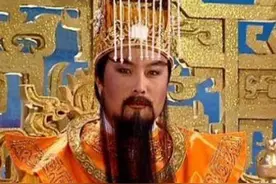 国家一级演员王卫国，回家祭祖，发现冥币上画的竟然是自己图片