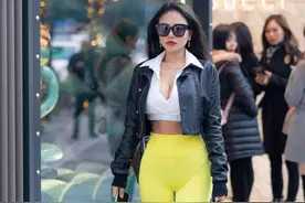 白色运动背心，搭配黄色健美运动裤，看着充满活力图片