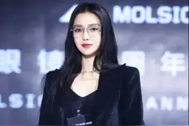杨颖的衣品越来越时髦 穿“星光”西装配短Bra 发型显成熟图片