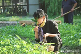 50岁刘若英的生活近况，带娃晒美食，网友：真实，太接地气了图片