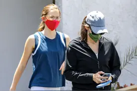 49岁蝙蝠侠前妻美成少女，身材火辣不似仨娃妈，和女儿同框像姐妹图片