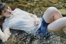 大饱眼福，日本画家画了一幅“少女湿身”图，柔嫩肌肤浸润在水中图片