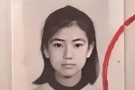 41岁高圆圆小学照片曝光，浓眉大眼长相清秀，今腿粗胯宽疑发福图片
