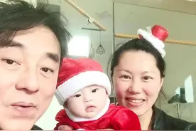 58岁歌手吕方分享家庭照，老来得女分外开心，现重出江湖赚奶粉钱图片