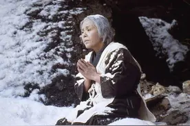 七十岁老母被背入深山，无人照管，这还有人性吗？图片