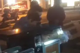民警帮环卫工人找衣物连翻8个垃圾桶，全网点赞上热搜后婉拒采访图片