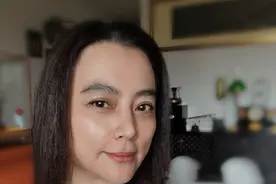 56岁李玲玉晒素颜照，皮肤下垂显老态，为22岁混血儿子操碎心图片