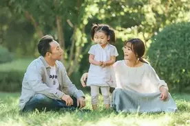 前央视主持人王小骞：巅峰时辞职，41岁高龄产女，如今跟老公炫富“翻车”了？图片