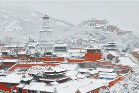 四月五台山迎来降雪，是文殊示喜，雪花漫天飞舞，圣洁的佛国净土图片