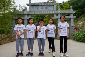 五胞胎的父母含辛茹苦十四年，累也很快乐，三男两女常玩“失踪”图片