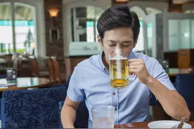 喝酒脸红试试这些方法，应酬时如何保持喝酒不喝醉图片