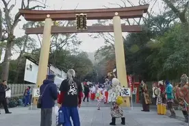 日本最“奇葩”风俗，放声大笑来祈求幸福，参加的游客不计其数！图片