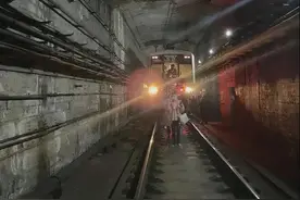 突发！地铁1号线故障，持续近3个小时，乘客从隧道内撤离图片