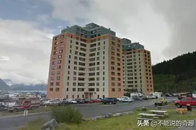 美国最宅小镇！全镇300居民同住一栋大楼，衣食住行全在里面完事图片