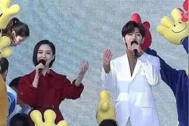 央视镜头下的佟丽娅真美啊！一袭红裙状态不输小15岁蔡徐坤，真绝图片