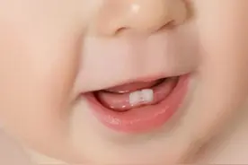 宝宝出牙早晚和咀嚼发育有关，安排好辅食添加，牙齿才能长得好图片