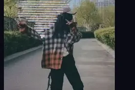 李小璐回应与PGone跳同款舞，证明他俩毫不知情，应该就是巧合。图片
