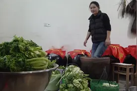 农村姑娘用脚踩雪菜，这种独特的腌制方法，你见过吗？视频封面