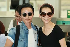 蔡少芬张晋走机场，穿牛仔情侣装变超酷小情侣，5毛钱发绳接地气图片