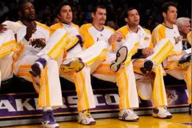 NBA替补席名场面：威少偷吃零食太可爱，一神人躺5张椅子睡觉图片