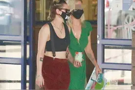 暮光女和女友逛街，胳膊上的肉多了一圈，网友：宅家胖了好多图片