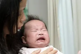 孩子哭了不能抱，这个“有毒”育儿理念，妈妈们别再模仿了图片