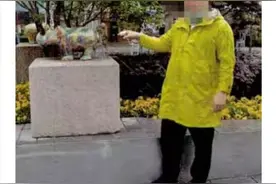 上海青浦：离谱！男子偷街头雕塑当公司摆件图片