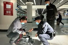 壹现场丨进口汽车钥匙随挎包丢失急坏马大哈 民警一查监控破案了图片