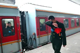 他自称当过兵，生日却没一个战友来看他，家中遭难，战友全到了图片