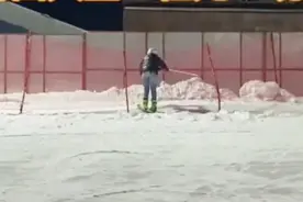 女孩滑雪没有刹住撞向围栏 好朋友：先拍照！先拍照图片
