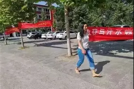 暖心！高考第一天女老师给考生让鞋，自己赤脚！为南阳师院校友图片
