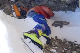珠峰著名遇难者“绿靴子”，已沉睡20多年，为何没人搬下山？图片