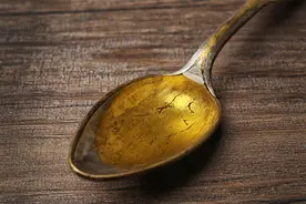 大豆油的危害大，吃多了会伤身体？家里有大豆油的人看看吧图片