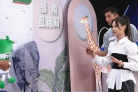 张继科手把手教王思聪前女友打球，韩乔生解说：伊藤美诚都接不住图片
