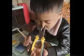 逗乐丨男孩用钳子夹着鼻子吃螺蛳粉图片