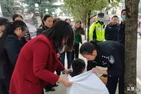 拉床单，围人墙！孕妇街边突然临产，警民相助搭建“临时产房”图片