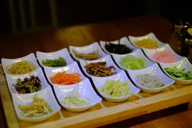 长相酷似春卷的贵州美食：从名字里根本猜不出来，由15道小菜组成图片