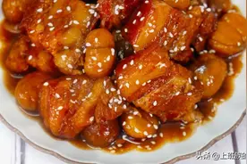 板栗红烧肉这样做才是真的好吃，五花肉肥而不腻，板栗软糯香甜图片