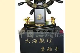 重唱《大海航行靠舵手》得一上联：雨露滋润禾苗壮。求下联。图片