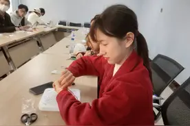 残疾女孩励志短视频走红 网友：生活虽苦 但你很甜图片