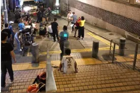 陈豪现身香港西环拍戏被偶遇，网友：好高好man，真人比电视上帅图片