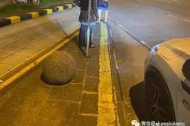 包里有1万新加坡元现金 放在车顶后出现意想不到的事情图片
