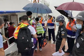 洞头33名中考生乘轮渡赶考图片