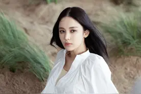 古力娜扎穿白衬衫好清新，搭配印花裙复古感十足，眼神迷离真勾人图片