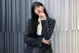 Lisa高颜值就是任性，身穿西装外套搭配灰色百褶裙，气质开挂了图片