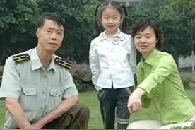 1995年，兵哥哥梁强为救27名乘客重度烧伤，女友始终不离不弃图片