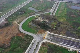 繁华的合肥滨湖，一个破旧的院落将两条道路阻断，让人颇感神秘图片